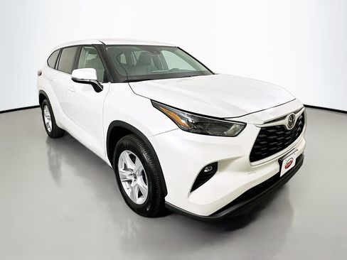 Certified 2024 Toyota Highlander LE image 3