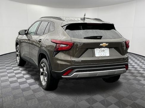 Used 2024 Chevrolet Trax LT FWD image 4