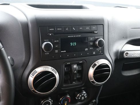 Used 2018 Jeep Wrangler Unlimited Sahara w/ Connectivity Group AWD/4WD image 14