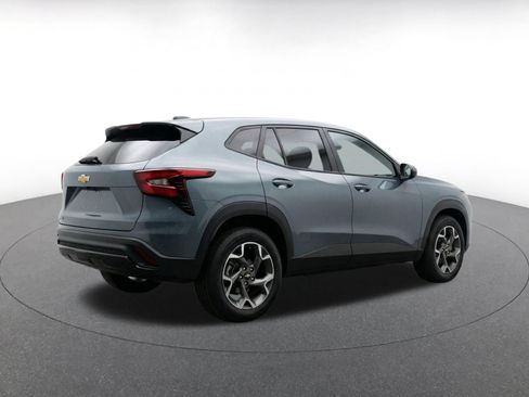 Used 2025 Chevrolet Trax LT w/ LT Convenience Package FWD image 9