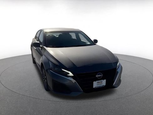 Used 2025 Nissan Altima 2.5 SV FWD image 2