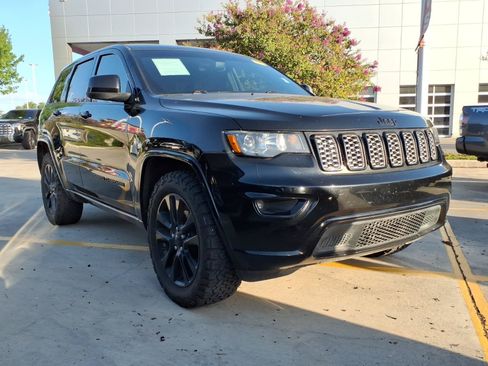 Used 2018 Jeep Grand Cherokee Altitude AWD/4WD image 3