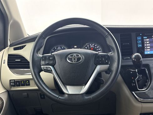 Used 2017 Toyota Sienna XLE image 18