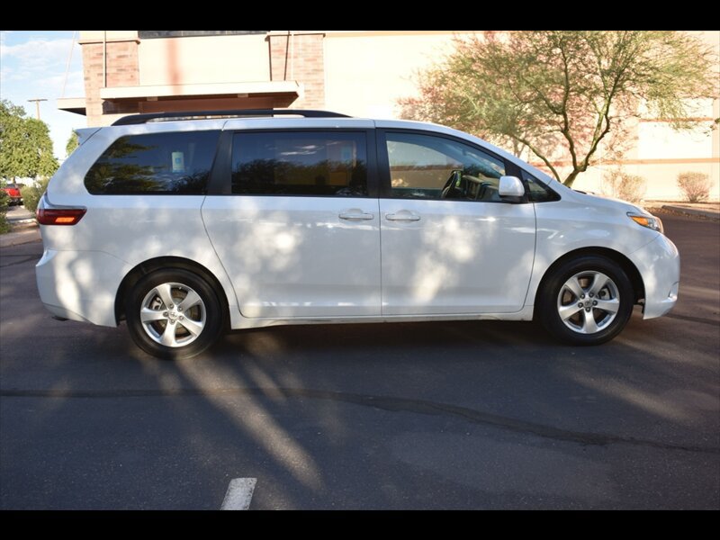 Used 2017 Toyota Sienna LE FWD image 1