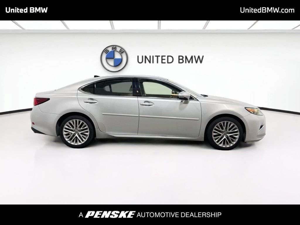 Used 2016 Lexus ES 350 w/ Ultra Luxury Package FWD image 4