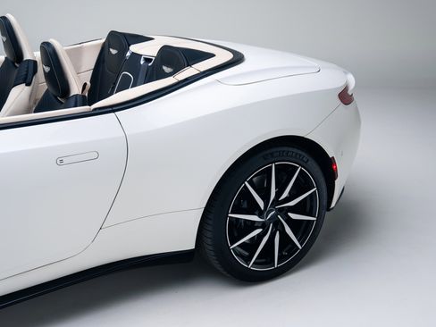 Used 2020 Aston Martin DB11 Volante image 17