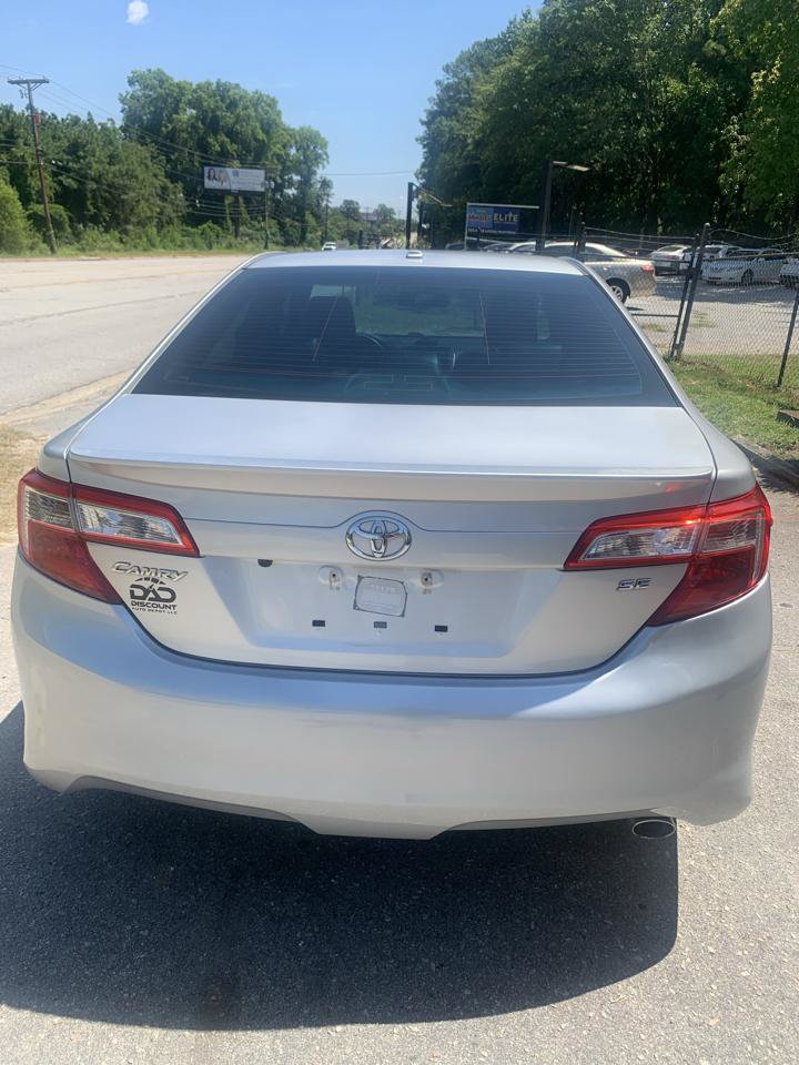 Used 2014 Toyota Camry SE w/ Leather Package FWD image 5