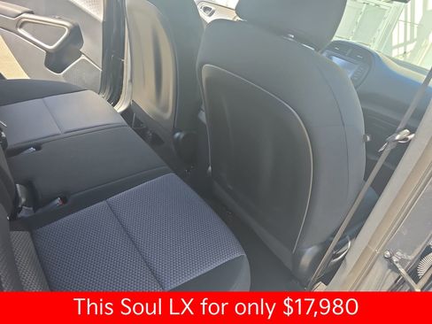 Used 2025 Kia Soul LX w/ LX Technology Package FWD image 17