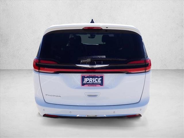 Used 2024 Chrysler Pacifica Touring-L FWD image 3