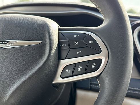 Used 2023 Chrysler Pacifica Touring-L FWD image 27
