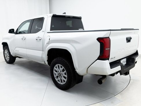 Used 2024 Toyota Tacoma SR5 AWD/4WD image 12