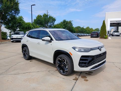 New 2026 Volkswagen Tiguan SEL R-Line AWD/4WD image 1