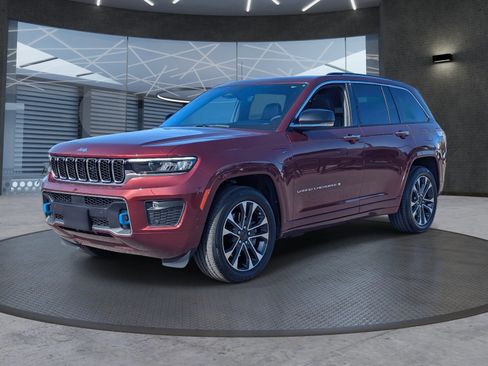 Used 2023 Jeep Grand Cherokee Overland image 2