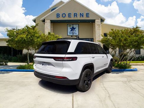 Used 2023 Jeep Grand Cherokee Altitude image 5