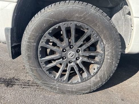 Used 2018 Nissan Titan SV w/ SV Convenience Package image 9