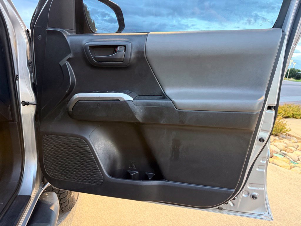 Used 2019 Toyota Tacoma SR5 AWD/4WD image 27