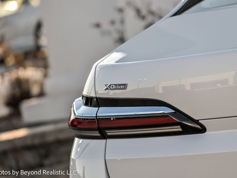 Used 2025 BMW 740i xDrive w/ Premium Package image 18