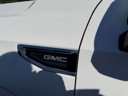 Certified 2024 GMC Yukon XL SLT AWD/4WD image 9