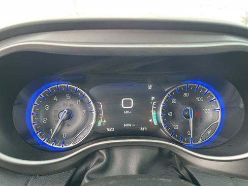 Used 2023 Chrysler Pacifica Touring-L image 12