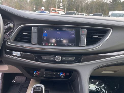 Used 2020 Buick Enclave Essence image 17