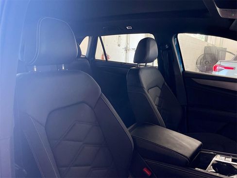 Used 2024 Volkswagen Atlas Cross Sport SE w/ Panoramic Sunroof Package image 28