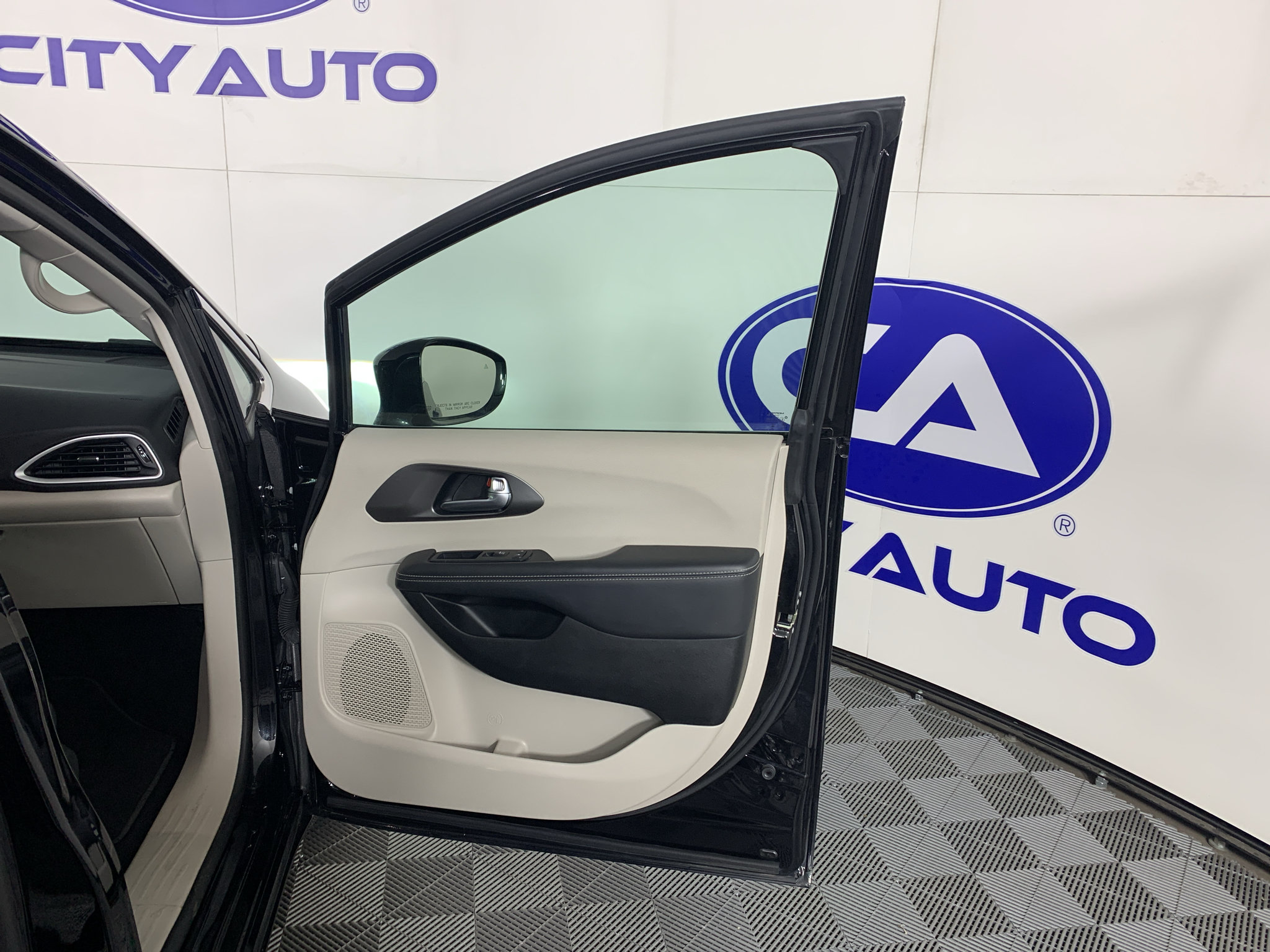 Used 2024 Chrysler Pacifica Touring-L FWD image 32