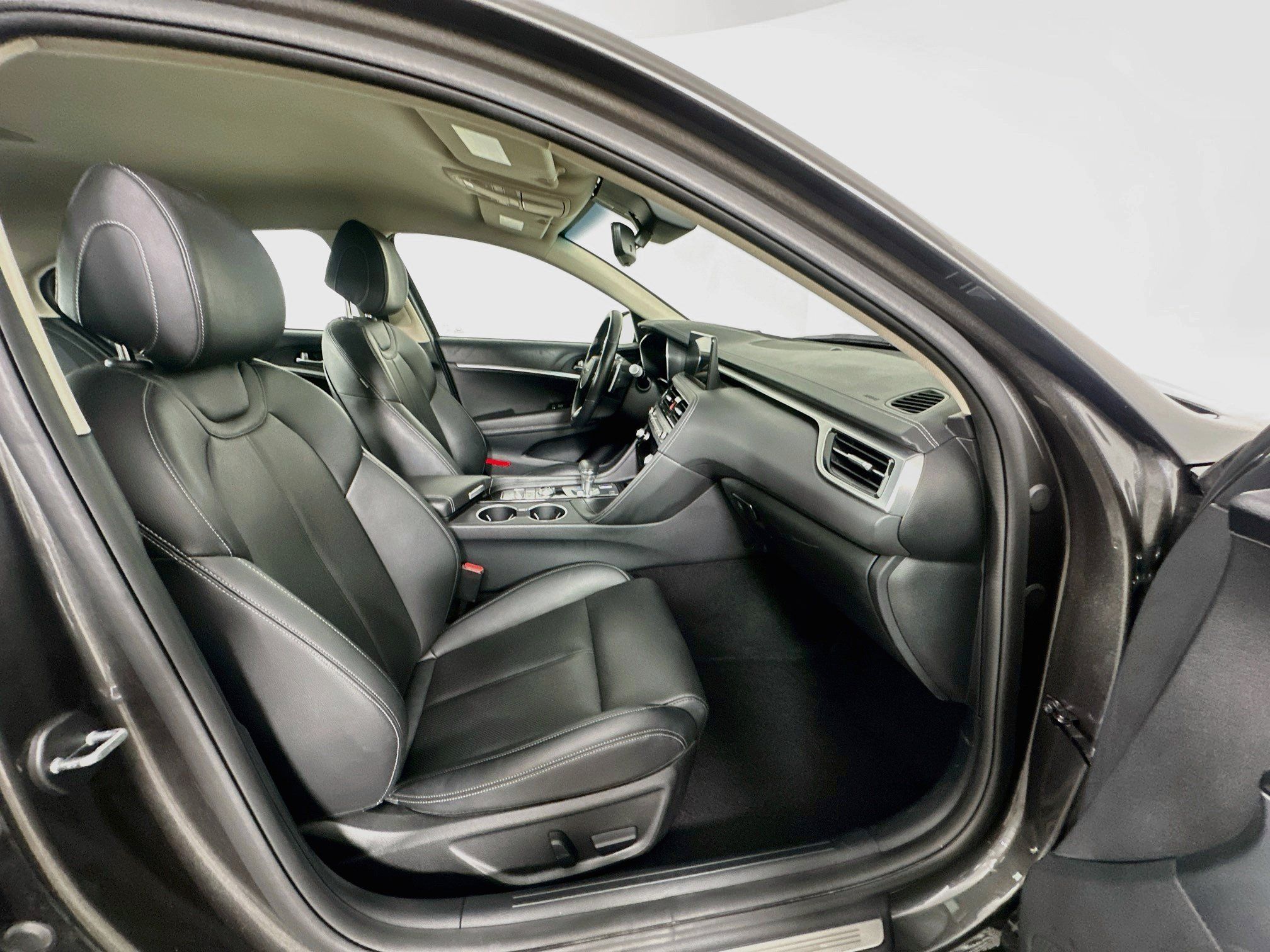 Used 2025 Genesis G70 2.5T RWD image 30