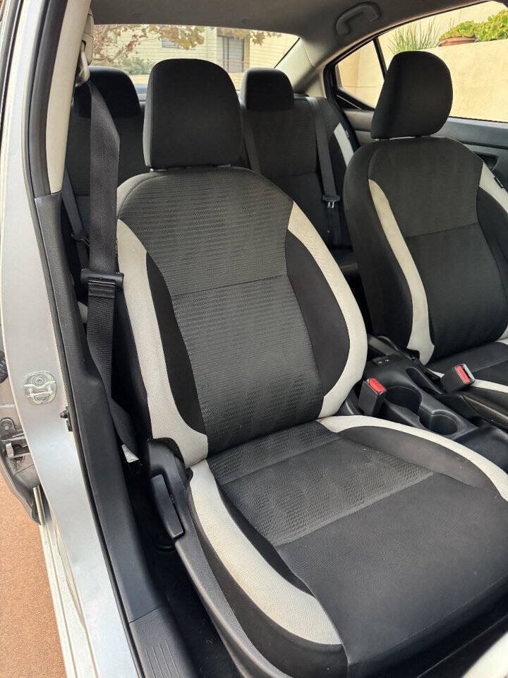 Used 2022 Nissan Versa SV FWD image 14