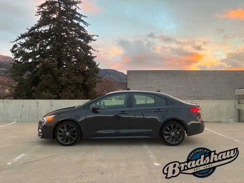 Used 2024 Toyota Corolla SE w/ SE Premium Package image 4