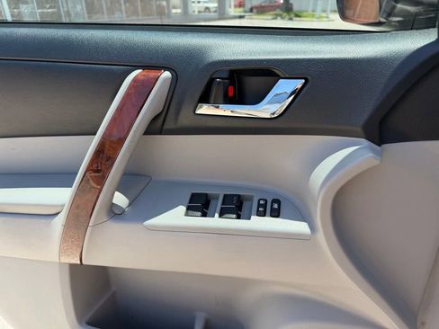 Used 2011 Toyota Highlander Limited w/ Tow Pkg FWD image 33