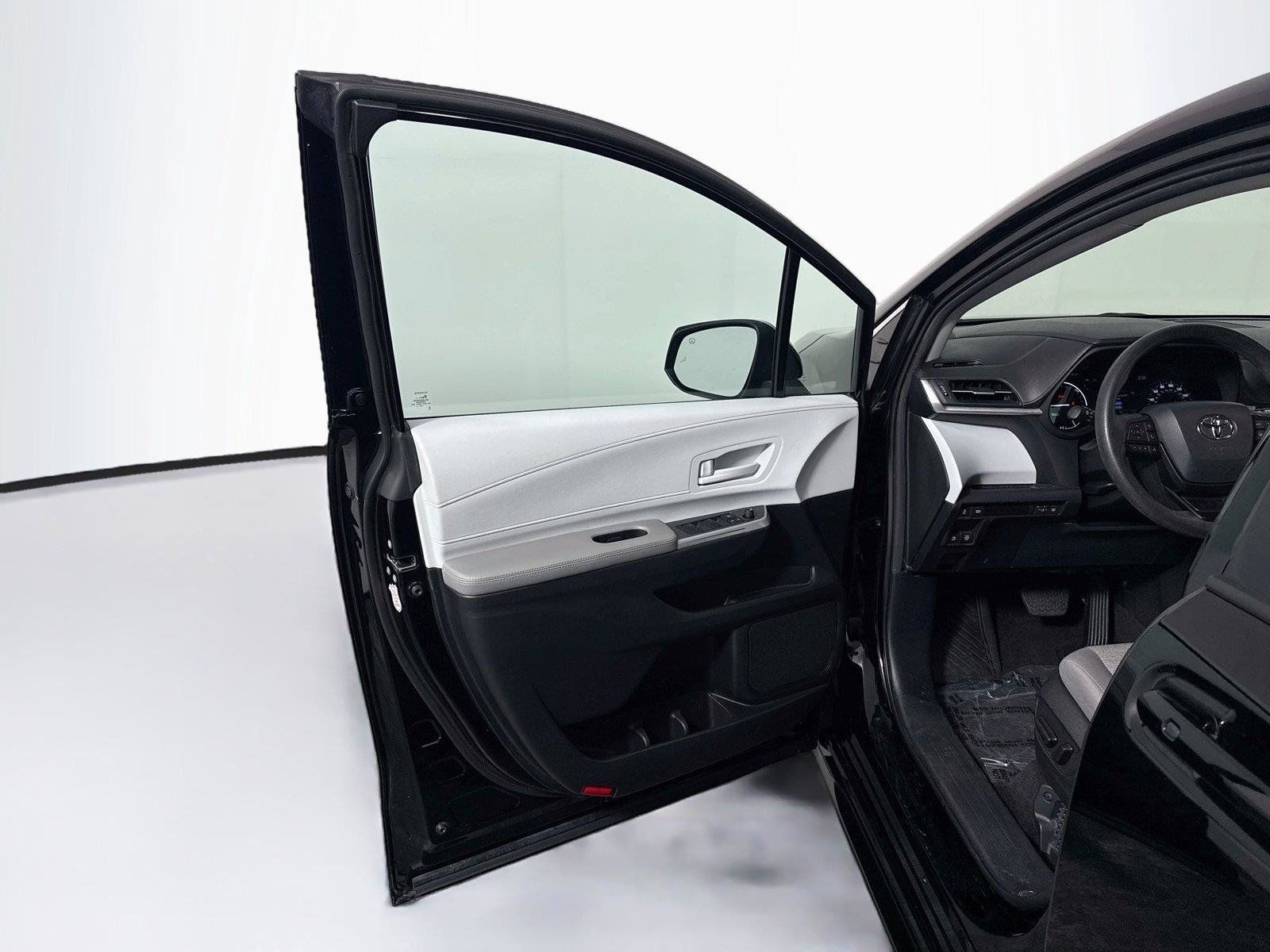 Used 2025 Toyota Sienna LE FWD image 11