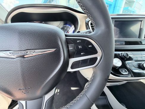 Used 2022 Chrysler Voyager LX FWD image 15