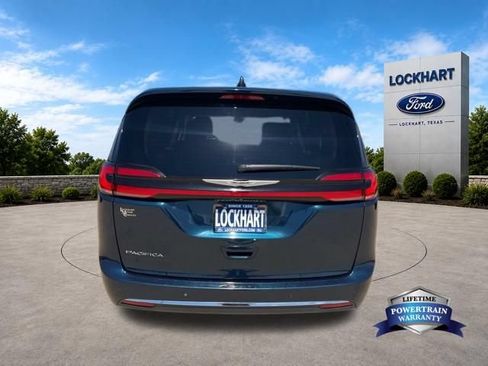 Used 2023 Chrysler Pacifica Touring-L FWD image 6