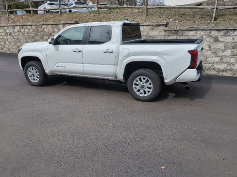 Used 2025 Toyota Tacoma SR5 AWD/4WD image 7
