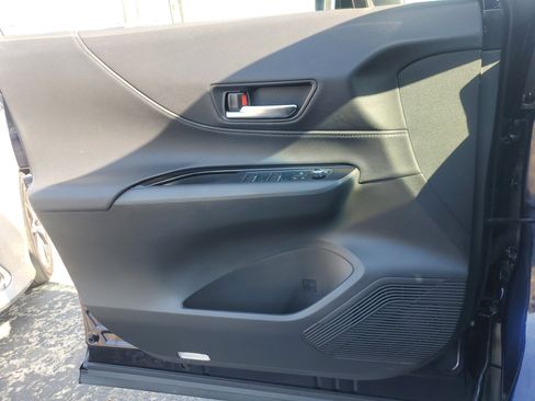 Used 2023 Toyota Venza LE image 29