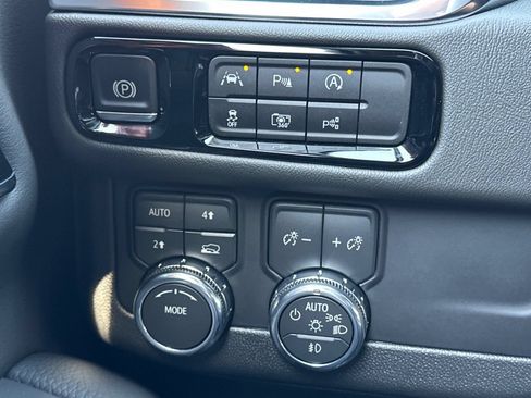 Used 2026 GMC Yukon Denali w/ Sun & Power Step Package AWD/4WD image 38