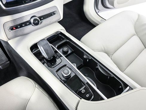 Certified 2025 Volvo XC90 T8 Core w/ Protection Package AWD/4WD image 18