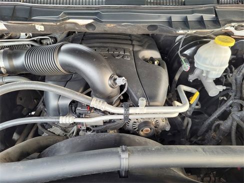 Used 2019 RAM 1500 Classic SLT w/ Luxury Group image 20