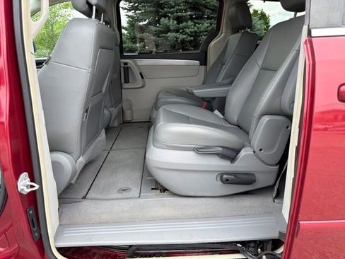 Used 2011 Volkswagen Routan SE FWD image 19