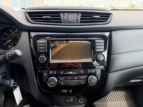 Used 2020 Nissan Rogue S FWD image 13