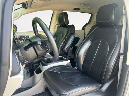Used 2023 Chrysler Pacifica Touring-L FWD image 9