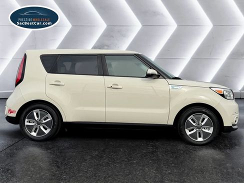 Used 2017 Kia Soul EV + image 4