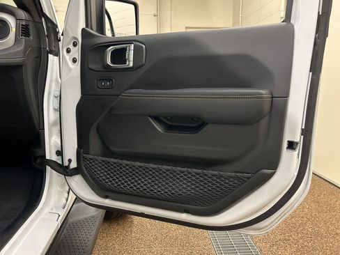 Used 2025 Jeep Wrangler Unlimited Sahara image 16