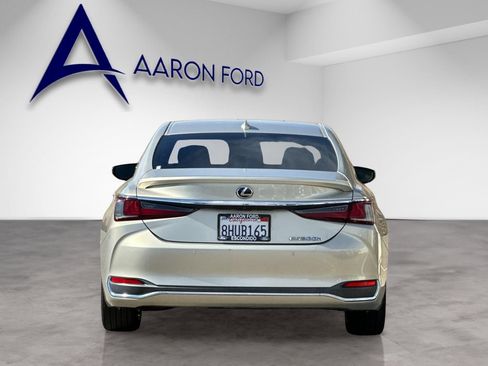 Used 2019 Lexus ES 300h w/ Accessory Package 2 image 4