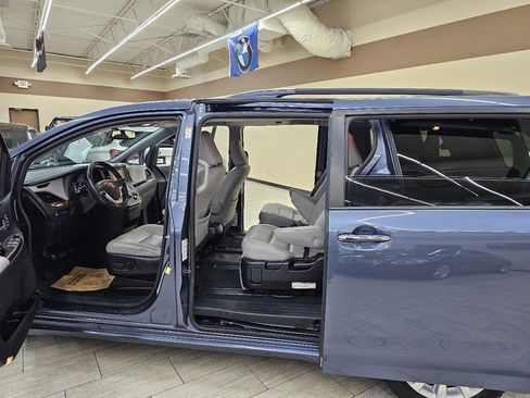 Used 2015 Toyota Sienna Limited FWD image 18