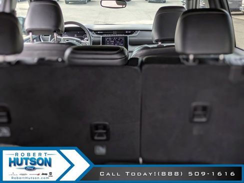 Used 2023 Jeep Grand Cherokee L Laredo image 11