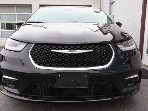Used 2023 Chrysler Pacifica Touring-L FWD image 2
