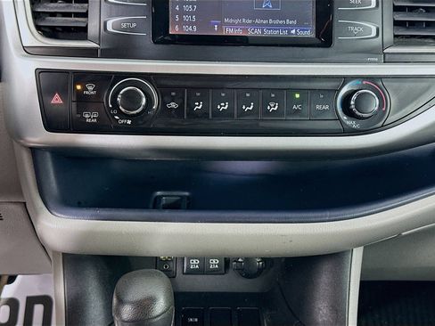 Used 2017 Toyota Highlander LE FWD image 15