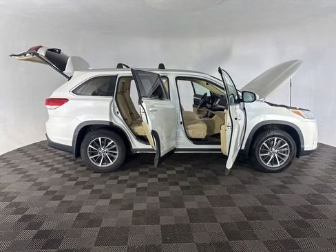 Used 2019 Toyota Highlander XLE AWD/4WD image 16