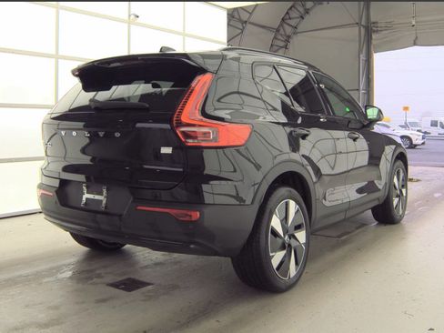 Used 2024 Volvo XC40 Recharge Core RWD image 2